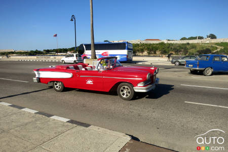Les Edsel 1958 ne courent pas les rues à La Havane. Celle-ci est un coupé deux portes auquel on a coupé le toit. On en voit d’ailleurs une petite partie derrière le haut du pare-brise!